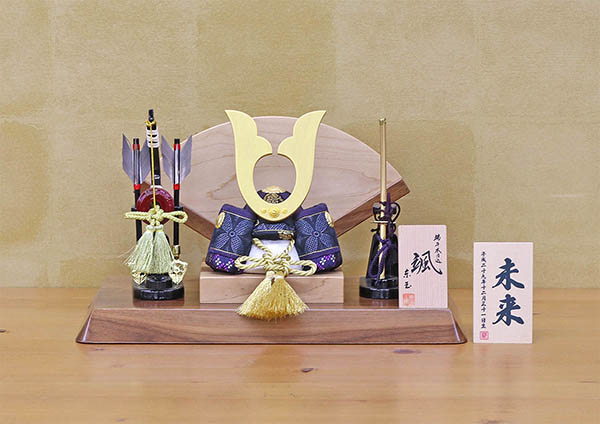 五月人形 東玉工房 颯 「黒」 中鍬形 高級木材使用扇型屏風飾り台 弓太刀 兜飾り 詳細画像 東玉工房 五月人形 颯 「黒」 中鍬形 高級木材使用扇型屏風飾り台 弓太刀 兜飾り 詳細画像