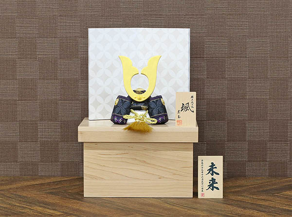 五月人形 東玉工房 颯 「黒」 中鍬形 ハードメイプル製収納箱 兜収納飾り 詳細画像 東玉工房 五月人形 颯 「黒」 中鍬形 ハードメイプル製収納箱 兜収納飾り 詳細画像
