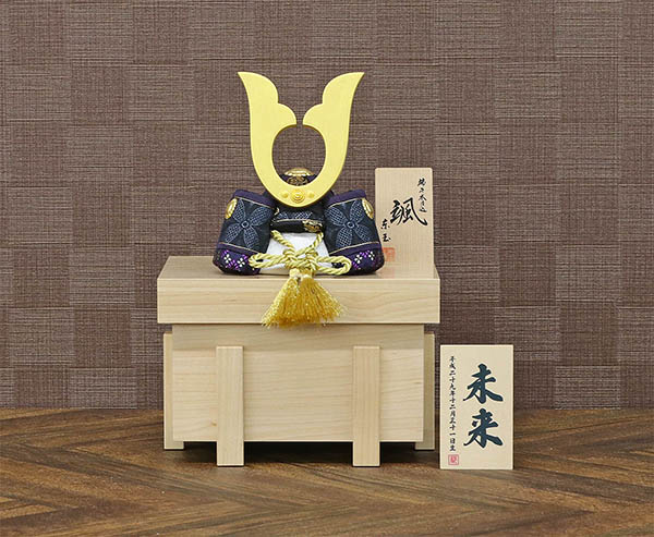 五月人形 東玉工房 颯 「黒」 中鍬形 ハードメイプル製・兜櫃 兜収納飾り 詳細画像 東玉工房 五月人形 颯 「黒」 中鍬形 ハードメイプル製・兜櫃 兜収納飾り 詳細画像