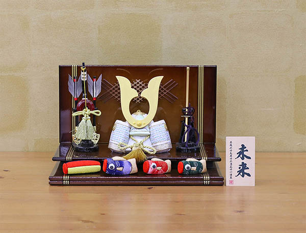 五月人形 東玉工房 颯 「白」 中鍬形 木目込み鯉のぼり 茶ぼかし塗り二段飾り台 弓太刀 兜飾り 詳細画像 東玉工房 五月人形 颯 「白」 中鍬形 木目込み鯉のぼり 茶ぼかし塗り二段飾り台 弓太刀 兜飾り 詳細画像