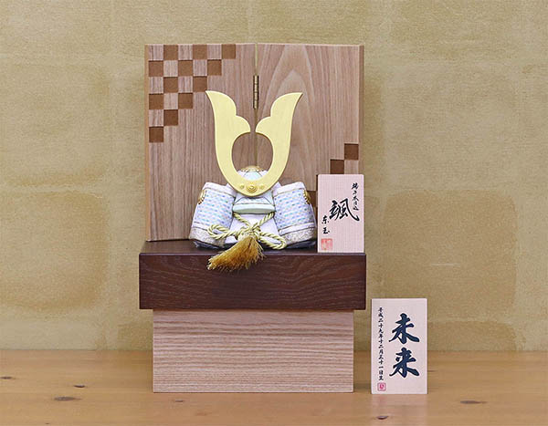 五月人形 東玉工房 颯 「白」 中鍬形 タモ材使用 木製収納箱 市松紋様二曲屏風 兜飾り 詳細画像 東玉工房 五月人形 颯 「白」 中鍬形 タモ材使用 木製収納箱 市松紋様二曲屏風 兜飾り 詳細画像