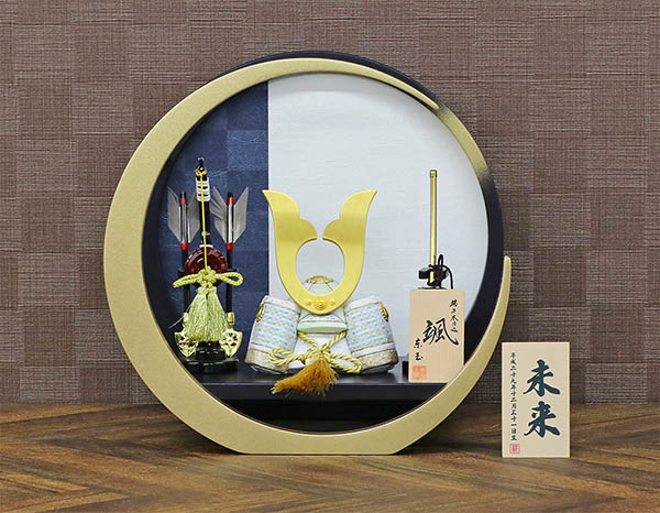 五月人形 東玉工房 颯 「白」 中鍬形 円形丸型 市松柄 三日月飾り台 兜飾り 詳細画像 東玉工房 五月人形 颯 「白」 中鍬形 円形丸型 市松柄 三日月飾り台 兜飾り 詳細画像