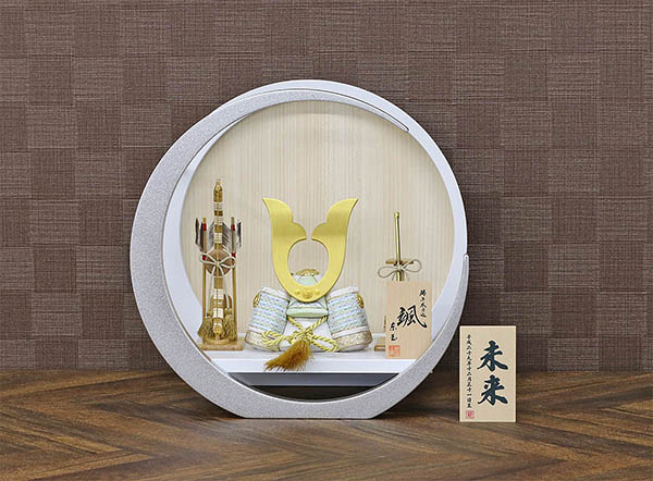 五月人形 東玉工房 颯 「白」 中鍬形 白銀 木製 円形 三日月形飾り台 (小) 詳細画像 東玉工房 五月人形 颯 「白」 中鍬形 白銀 木製 円形 三日月形飾り台 (小) 詳細画像