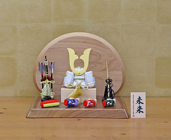 五月人形 東玉工房 颯 「白」 中鍬形 高級木材使用台屏風 木目込み鯉のぼり 弓太刀 兜飾り 詳細画像 東玉工房 五月人形 颯 「白」 中鍬形 高級木材使用台屏風 木目込み鯉のぼり 弓太刀 兜飾り 詳細画像