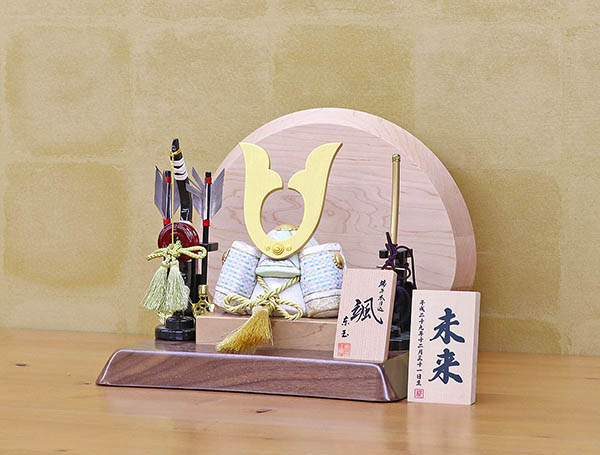 五月人形 東玉工房 颯 「白」 中鍬形 高級木材使用台屏風 弓太刀 兜飾り 詳細画像 東玉工房 五月人形 颯 「白」 中鍬形 高級木材使用台屏風 弓太刀 兜飾り 詳細画像