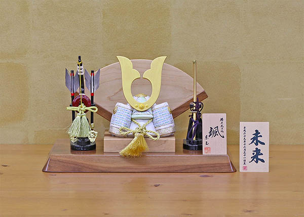 五月人形 東玉工房 颯 「白」 中鍬形 高級木材使用扇型屏風飾り台 弓太刀 兜飾り 詳細画像 東玉工房 五月人形 颯 「白」 中鍬形 高級木材使用扇型屏風飾り台 弓太刀 兜飾り 詳細画像