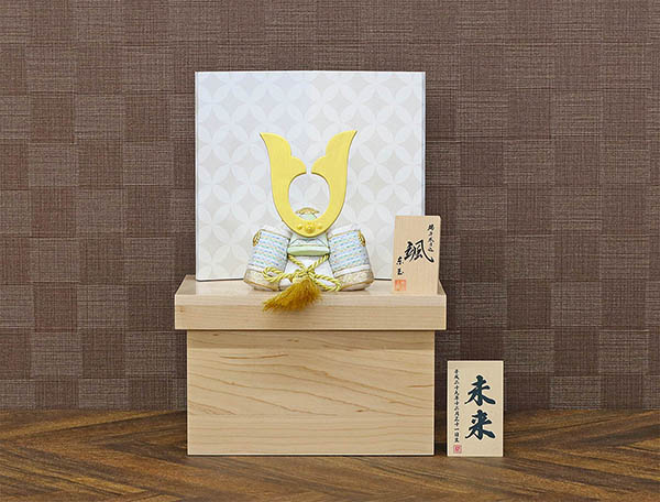 五月人形 東玉工房 颯 「白」 中鍬形 ハードメイプル製収納箱 兜収納飾り 詳細画像 東玉工房 五月人形 颯 「白」 中鍬形 ハードメイプル製収納箱 兜収納飾り 詳細画像