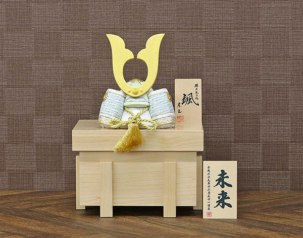 東玉工房　 五月人形　颯 「白」 中鍬形 ハードメイプル製・兜櫃 兜収納飾り　詳細画像