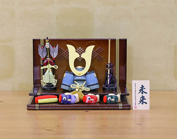 五月人形 東玉工房 颯 「デニム」 中鍬形 木目込み鯉のぼり 茶ぼかし塗り二段飾り台 弓太刀 兜飾り 詳細画像 東玉工房 五月人形 颯 「デニム」 中鍬形 木目込み鯉のぼり 茶ぼかし塗り二段飾り台 弓太刀 兜飾り 詳細画像