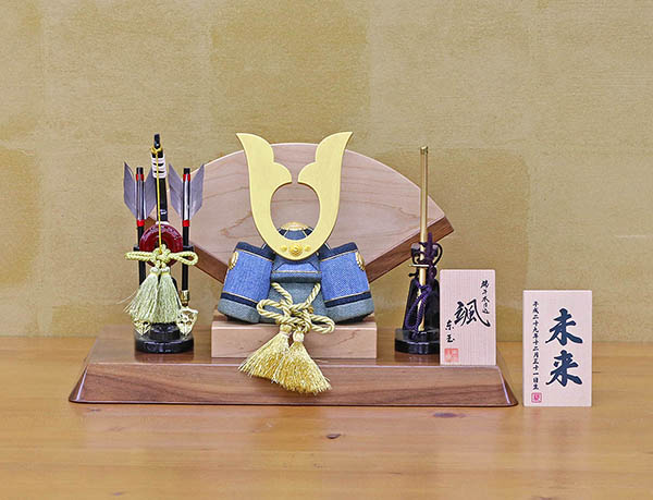 五月人形 東玉工房 颯 「デニム」 中鍬形 高級木材使用扇型屏風飾り台 弓太刀 兜飾り 詳細画像 東玉工房 五月人形 颯 「デニム」 中鍬形 高級木材使用扇型屏風飾り台 弓太刀 兜飾り 詳細画像