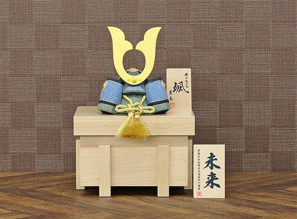 東玉工房　 五月人形　颯 「デニム」 中鍬形 ハードメイプル製・兜櫃 兜収納飾り　詳細画像