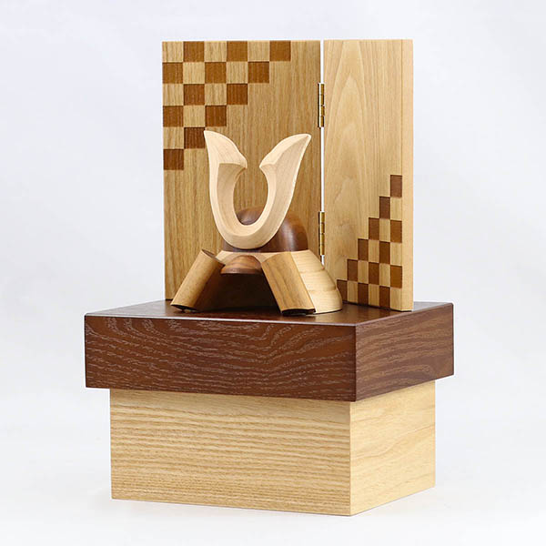 WOODY　 五月人形　木製 無垢材の兜 muku （むく） 立体大鍬形 タモ材 市松紋様二曲屏風 収納飾り　詳細画像