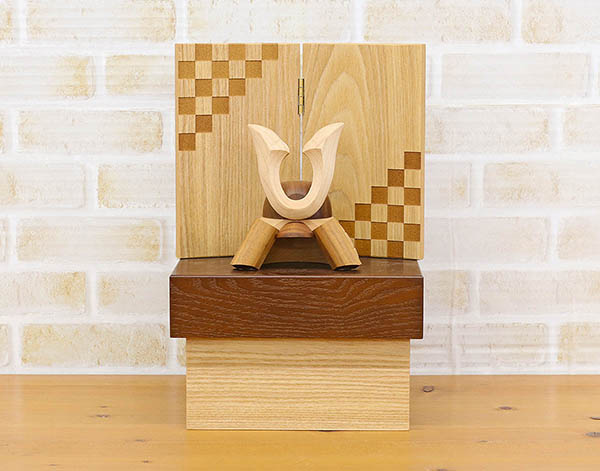WOODY　 五月人形　木製 無垢材の兜 muku （むく） 立体大鍬形 タモ材 市松紋様二曲屏風 収納飾り　詳細画像