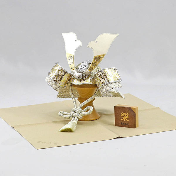 五月人形 吉徳 七宝彫金兜 白銀 白糸縅 敷き布 兜飾り 詳細画像 吉徳 五月人形 七宝彫金兜 白銀 白糸縅 敷き布 兜飾り 詳細画像