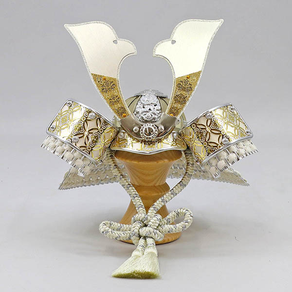 五月人形 吉徳 七宝彫金兜 白銀 白糸縅 敷き布 兜飾り 詳細画像 吉徳 五月人形 七宝彫金兜 白銀 白糸縅 敷き布 兜飾り 詳細画像