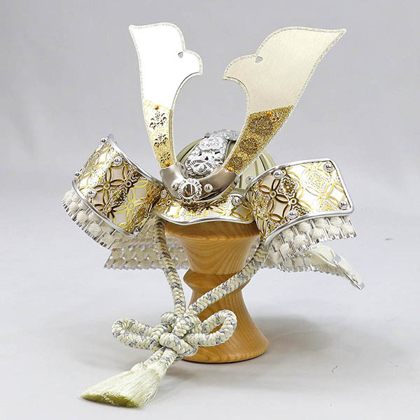 五月人形 吉徳 七宝彫金兜 白銀 白糸縅 敷き布 兜飾り 詳細画像 吉徳 五月人形 七宝彫金兜 白銀 白糸縅 敷き布 兜飾り 詳細画像