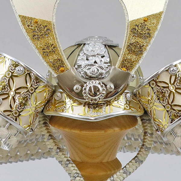 五月人形 吉徳 七宝彫金兜 白銀 白糸縅 敷き布 兜飾り 詳細画像 吉徳 五月人形 七宝彫金兜 白銀 白糸縅 敷き布 兜飾り 詳細画像