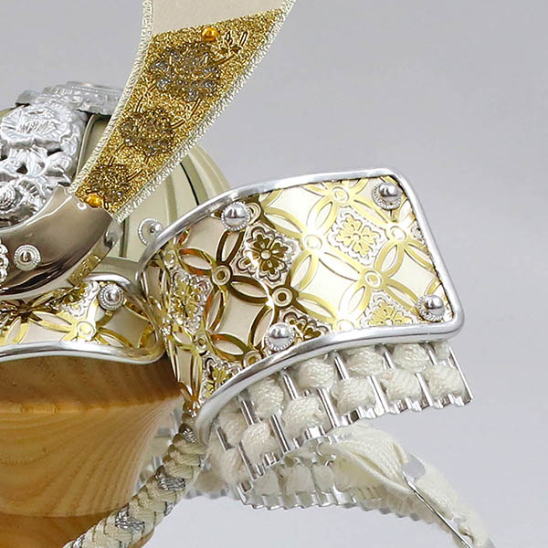 五月人形 吉徳 七宝彫金兜 白銀 白糸縅 敷き布 兜飾り 詳細画像 吉徳 五月人形 七宝彫金兜 白銀 白糸縅 敷き布 兜飾り 詳細画像