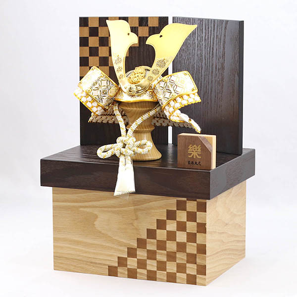 五月人形 吉徳 七宝彫金兜 白金 オーク材使用 木製収納箱 市松紋様二曲屏風 詳細画像 吉徳 五月人形 七宝彫金兜 白金 オーク材使用 木製収納箱 市松紋様二曲屏風 詳細画像