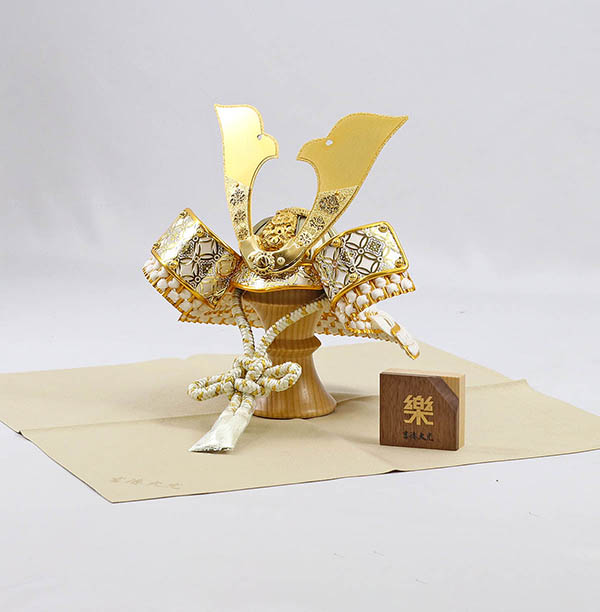 五月人形 吉徳 七宝彫金兜 白金 白糸縅 敷き布 兜飾り 詳細画像 吉徳 五月人形 七宝彫金兜 白金 白糸縅 敷き布 兜飾り 詳細画像