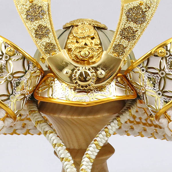 五月人形 吉徳 七宝彫金兜 白金 白糸縅 敷き布 兜飾り 詳細画像 吉徳 五月人形 七宝彫金兜 白金 白糸縅 敷き布 兜飾り 詳細画像