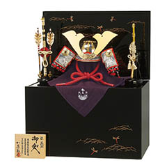 五月人形: 加藤鞆美作 三分の一 源義経 紅裾濃 会津塗り 収納箱 屏風 兜 収納飾り
