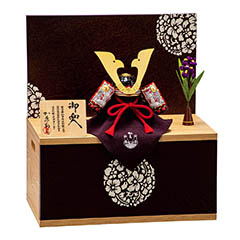 五月人形: 加藤鞆美作 四分の一 不動明王 木目 収納箱 屏風 兜 収納飾り