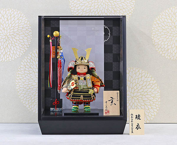 五月人形 幸一光 玄(げん) 金小札黒糸威 鯉幟 市松・四君子柄 黒塗り アクリルケース 詳細画像 幸一光 五月人形 玄(げん) 金小札黒糸威 鯉幟 市松・四君子柄 黒塗り アクリルケース 詳細画像