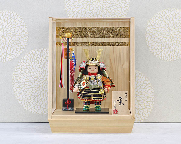 五月人形 幸一光 玄(げん) 金小札黒糸威 鯉幟 二引き柄 白木 木目 アクリルケース 詳細画像 幸一光 五月人形 玄(げん) 金小札黒糸威 鯉幟 二引き柄 白木 木目 アクリルケース 詳細画像