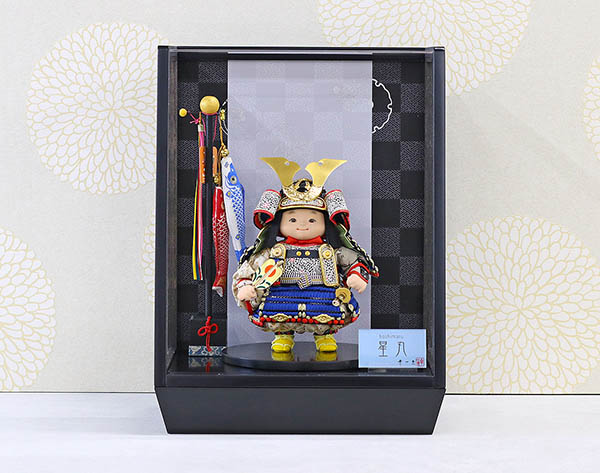 五月人形 幸一光 星丸(ほしまる) 黒小札青糸威 鯉幟 市松・四君子柄 黒塗り アクリルケース飾り 詳細画像 幸一光 五月人形 星丸(ほしまる) 黒小札青糸威 鯉幟 市松・四君子柄 黒塗り アクリルケース飾り 詳細画像
