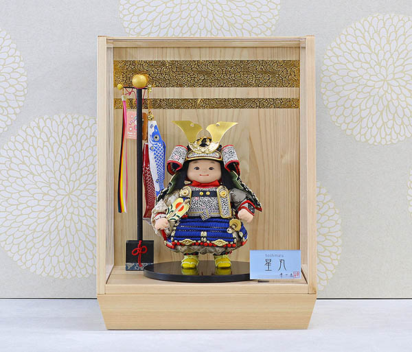 五月人形 幸一光 星丸(ほしまる) 黒小札青糸威 鯉幟 二引き柄 白木 木目 アクリルケース飾り 詳細画像 幸一光 五月人形 星丸(ほしまる) 黒小札青糸威 鯉幟 二引き柄 白木 木目 アクリルケース飾り 詳細画像