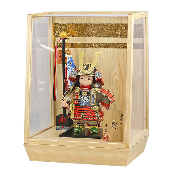 五月人形 幸一光 愛(いと) 黒小札赤糸威 鯉幟 二引き柄 白木 木目 アクリルケース 詳細画像 幸一光 五月人形 愛(いと) 黒小札赤糸威 鯉幟 二引き柄 白木 木目 アクリルケース 詳細画像