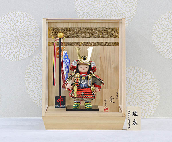 五月人形 幸一光 愛(いと) 黒小札赤糸威 鯉幟 二引き柄 白木 木目 アクリルケース 詳細画像 幸一光 五月人形 愛(いと) 黒小札赤糸威 鯉幟 二引き柄 白木 木目 アクリルケース 詳細画像