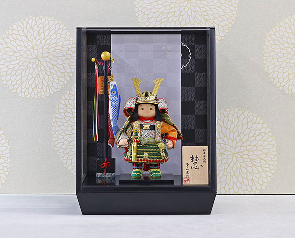 五月人形 幸一光 慧(けい) 金小札緑威 鯉幟 市松・四君子柄 黒塗り アクリルケース 詳細画像 幸一光 五月人形 慧(けい) 金小札緑威 鯉幟 市松・四君子柄 黒塗り アクリルケース 詳細画像