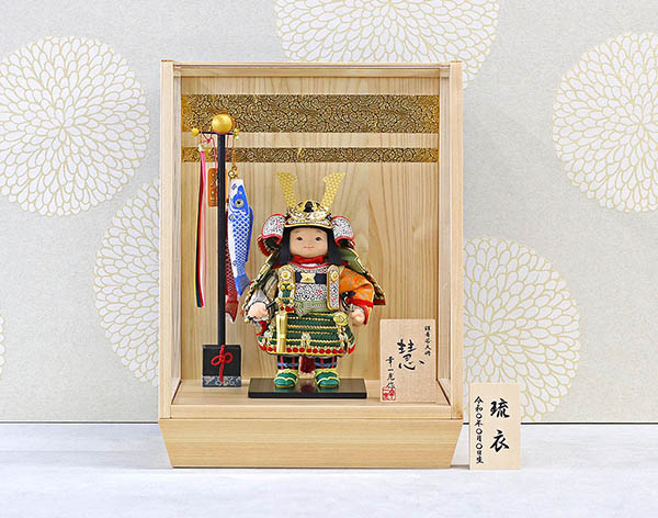 五月人形 幸一光 慧(けい) 金小札緑威 鯉幟 二引き柄 白木 木目 アクリルケース 詳細画像 幸一光 五月人形 慧(けい) 金小札緑威 鯉幟 二引き柄 白木 木目 アクリルケース 詳細画像