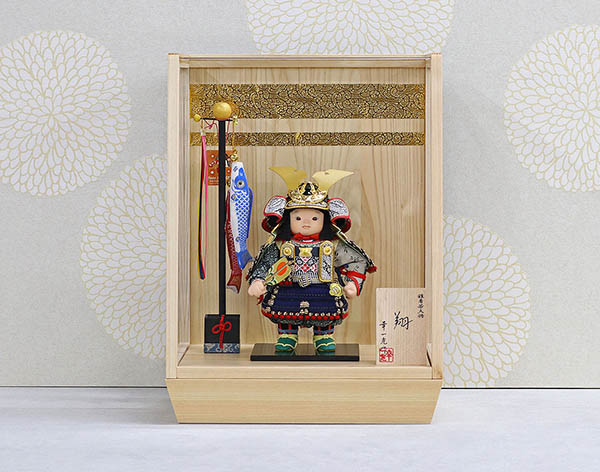 幸一光　 五月人形　翔（しょう） 黒小札紺糸威 鯉幟 二引き柄 白木 木目 アクリルケース　詳細画像