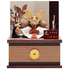 五月人形: 久月 兜 収納飾り 正絹 薄茶裾濃縅 松に鷹二曲屏風収納箱 【D-30/4GR-S12-Z】