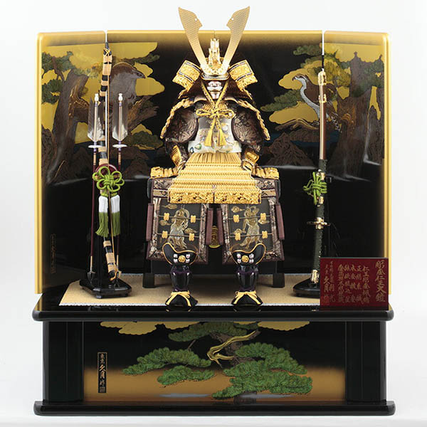 久月作 彫金仁王大鎧 高床台飾り 正絹 緋縅 新松鷹塗屏風 利光監製 【D-14/71GC-011-