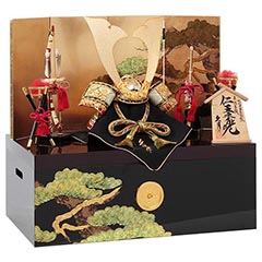 五月人形: 久月作 仁王之兜 収納飾り 正絹 萌黄裾濃縅 鈴木利光 久月当主監製 【D-12/3GR-S21-Z