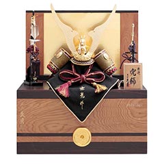 五月人形: 銘木 屋久杉 兜 二引き 収納飾り 正絹 色々縅 中村宗光作 久月監製 【D-26/71GC-20A