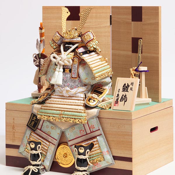 久月　 五月人形　銘木 針桐 鎧 二引き 収納飾り 正絹 淡青裾濃縅　詳細画像