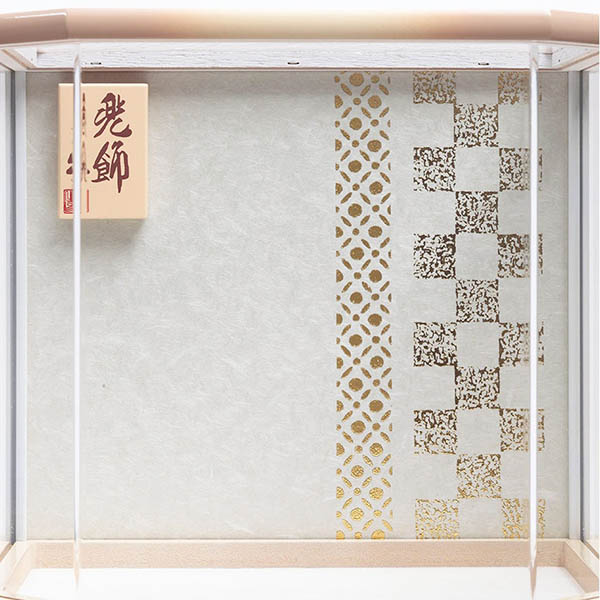 久月　 五月人形　久月 上杉謙信 白糸縅 兜 ベージュぼかし塗り 六角 アクリルケース 取付ケース入り　詳細画像