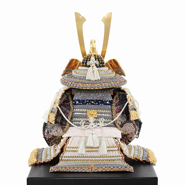 フジキ　 五月人形　雅峰作 正絹 色々段縅 金箔押小札 大鎧 溜塗桐製高床台飾り　詳細画像