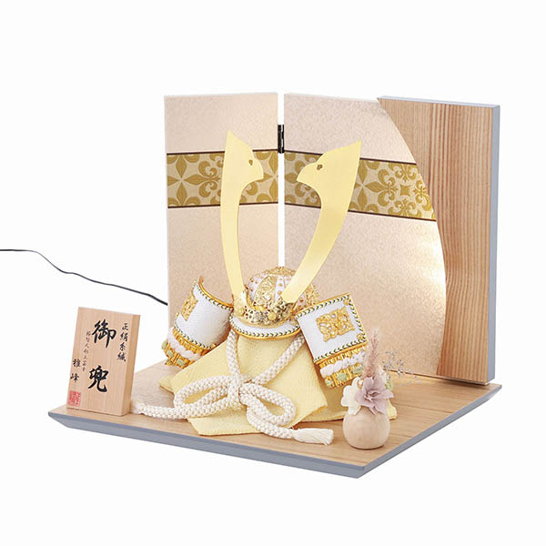 五月人形 フジキ 雅峰作 正絹 白薄緑糸縅 金小札 兜 二曲タモ柾 LED照明付き屏風 平飾り 詳細画像 フジキ 五月人形 雅峰作 正絹 白薄緑糸縅 金小札 兜 二曲タモ柾 LED照明付き屏風 平飾り 詳細画像