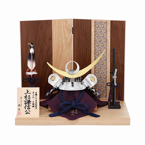 辰広作 正絹 紺白糸縅 本小札 上杉謙信 兜 タモ 木目 麻の葉文様 平飾り
