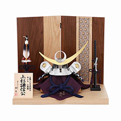 五月人形: 辰広作 正絹 紺白糸縅 本小札 上杉謙信 兜 タモ 木目 麻の葉文様 平飾り