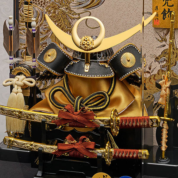 五月人形 藤翁 六角武勇 上杉謙信 兜飾り 六角 黒金ボカシ塗り アクリルケース 詳細画像 藤翁 五月人形 六角武勇 上杉謙信 兜飾り 六角 黒金ボカシ塗り アクリルケース 詳細画像