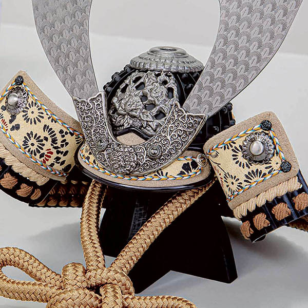 平安豊久　 五月人形　雄山作 大和 薄茶糸縅 燻し銀金物 兜飾り　詳細画像