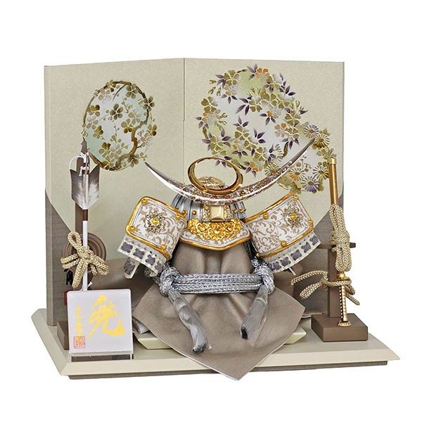 五月人形 久月 久月 兜 平飾り 正絹 薄墨糸縅 清流丸紋二曲屏風 詳細画像 久月 五月人形 久月 兜 平飾り 正絹 薄墨糸縅 清流丸紋二曲屏風 詳細画像