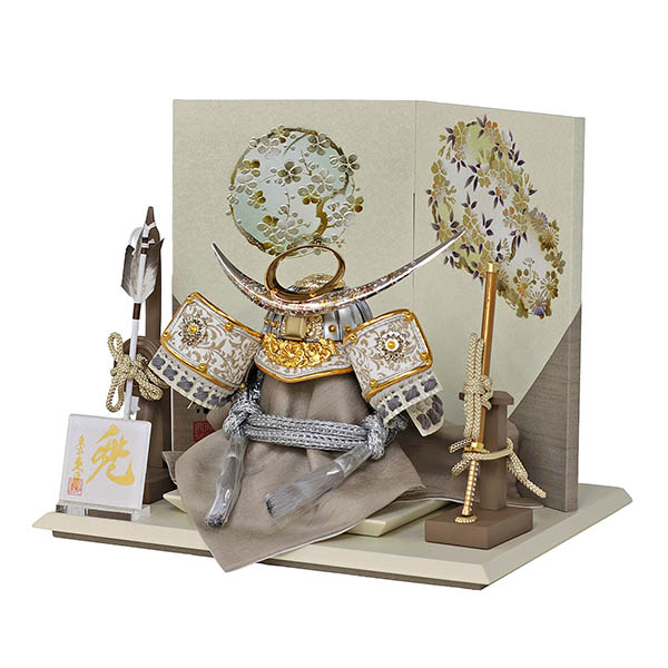 五月人形 久月 久月 兜 平飾り 正絹 薄墨糸縅 清流丸紋二曲屏風 詳細画像 久月 五月人形 久月 兜 平飾り 正絹 薄墨糸縅 清流丸紋二曲屏風 詳細画像